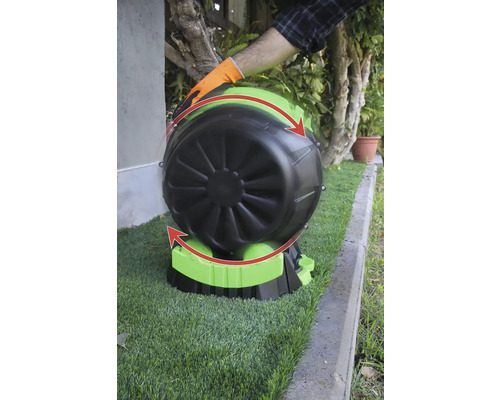 Otočný kompostér s rukou na trávniku