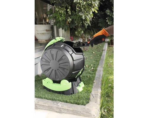 Kompostovací bubon v prevádzke so záhradníckymi rukavicami a lopatou