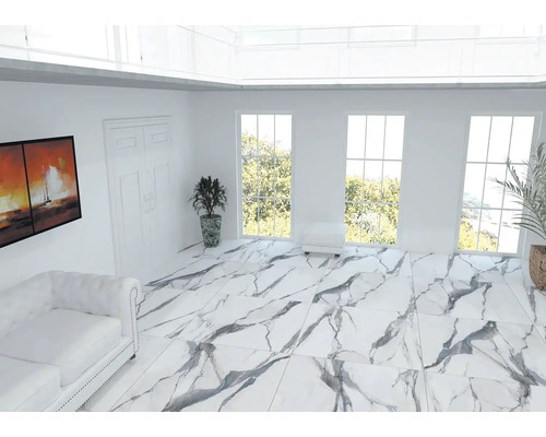 Svetlá miestnosť s pohovkou, izbovými rastlinami a podlahovými dlaždicami so vzhľadom mramoru