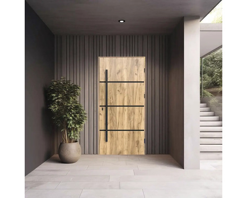 Vstupný priestor s drevenými dverami a čiernou kľučkou