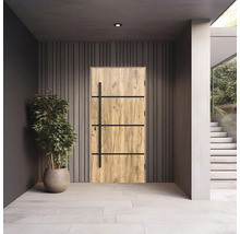 Vstupný priestor s drevenými dverami a čiernou kľučkou