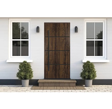 Vstupný priestor s drevenými vchodovými dverami, bielymi oknami a rastlinami v kvetináčoch