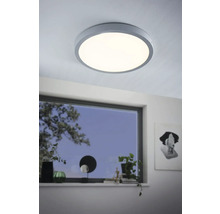 Guľaté stropné svietidlo v modernom priestore s oknom.