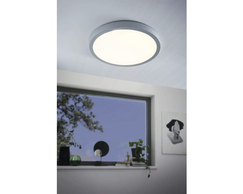 Guľaté stropné svietidlo v modernom priestore s oknom.