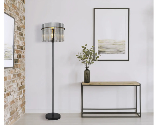 Dekoratívna izba so stojacou lampou, konzolou, rámom obrazu a nástennou maľbou