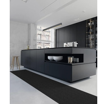 Moderná kuchyňa s kuchynským ostrovčekom, kuchynskými skrinkami a kuchynským behúňom