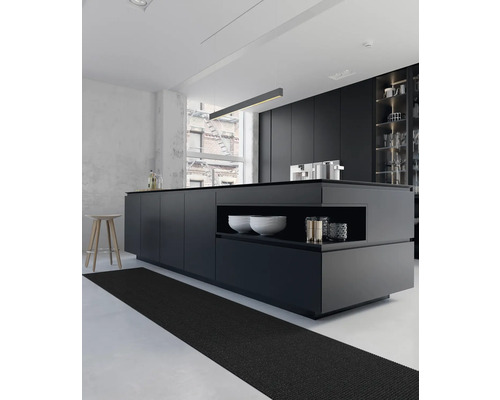 Moderná kuchyňa s kuchynským ostrovčekom, kuchynskými skrinkami a kuchynským behúňom