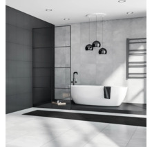 Moderná kúpeľňa s voľne stojacou vaňou, sprchovou zástenou a ohrievačom uterákov