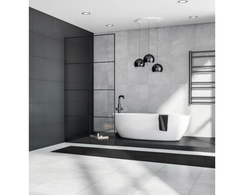 Moderná kúpeľňa s voľne stojacou vaňou, sprchovou zástenou a ohrievačom uterákov