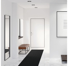 Svetlá chodba so zrkadlom, lavicou, dverami a osvetlením