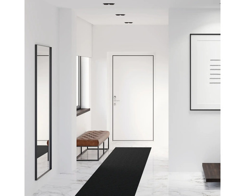 Svetlá chodba so zrkadlom, lavicou, dverami a osvetlením