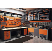 Dielňa s pracovným stolom, stenou na náradie a úložnými skriňami pre domácich majstrov.