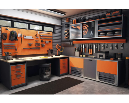 Dielňa s pracovným stolom, stenou na náradie a úložnými skriňami pre domácich majstrov.