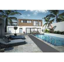 Vonkajší pohľad na poschodový dom s bazénom, terasou a záhradným nábytkom.