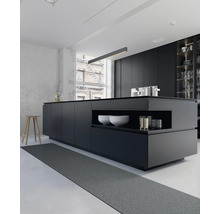 Moderná kuchyňa s kuchynským ostrovom, kuchynskými skrinkami a kuchynským behúňom