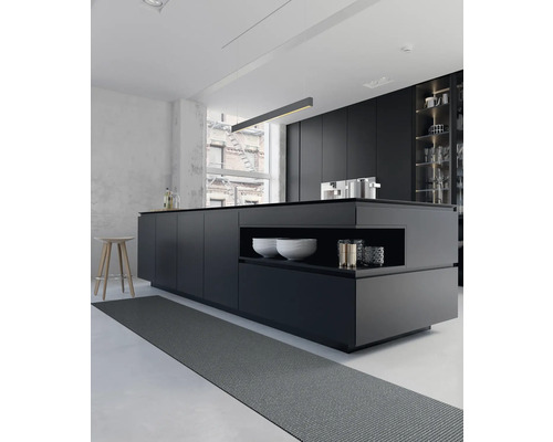 Moderná kuchyňa s kuchynským ostrovom, kuchynskými skrinkami a kuchynským behúňom