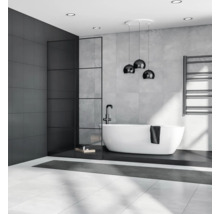 Moderná kúpeľňa s voľne stojacou vaňou, tmavou akcentovou stenou a štýlovým osvetlením.