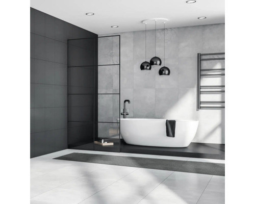 Moderná kúpeľňa s voľne stojacou vaňou, tmavou akcentovou stenou a štýlovým osvetlením.