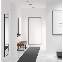 Svetlá chodba s lavicou, zrkadlom a dverami