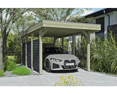 Prístrešok na auto SKAN HOLZ Friesland-Hybrid vr. hliníkových zadných/bočných panelov, tlakovo zušľachtené stĺpikové kotvy, 314 x 555 cm Drevený prístrešok pre auto s autom pod ním, obklopený zeleňou.