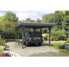 Auto pod dreveným prístreškom pre auto
