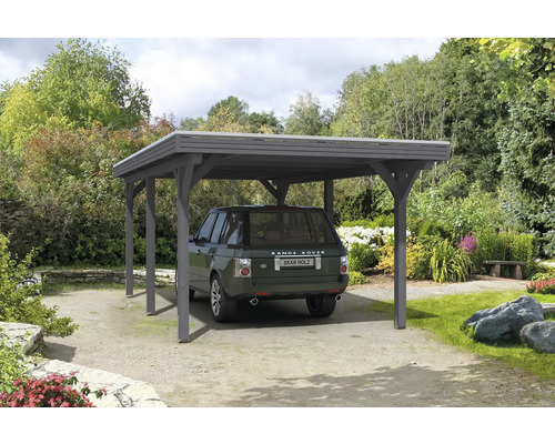 Auto pod dreveným prístreškom pre auto