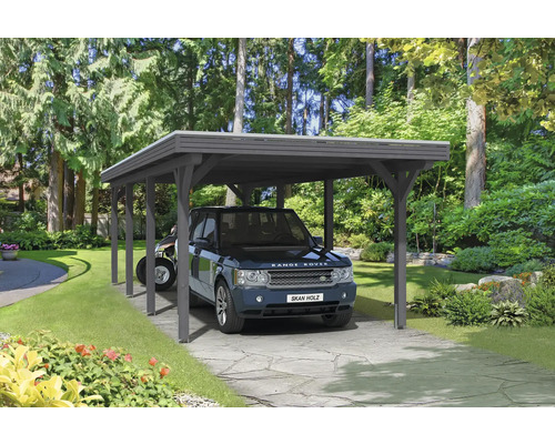 Drevený carport s autom a štvorkolkou v záhrade