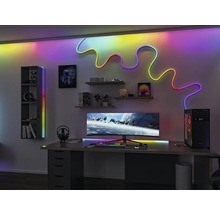 Moderná herná miestnosť so stolom, počítačovým monitorom, policami a LED osvetlením pre jasnú a organizovanú atmosféru