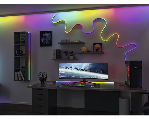 Moderná herná miestnosť so stolom, počítačovým monitorom, policami a LED osvetlením pre jasnú a organizovanú atmosféru