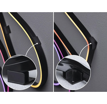 Detail LED nástenného svietidla s čiernym držiakom na montáž na stenu.
