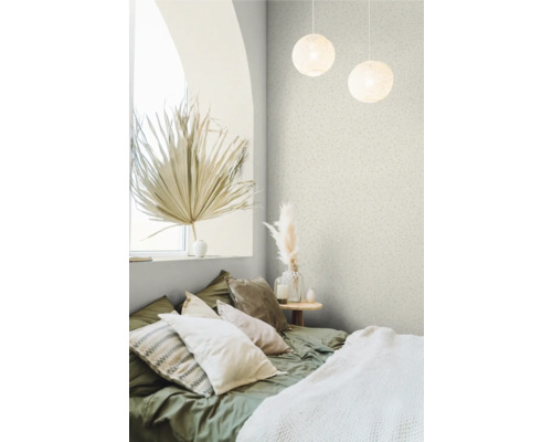 Spálňa s posteľou, vankúšmi, príručným stolíkom a dekoračnými predmetmi