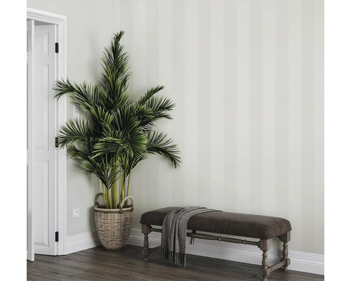 Dekoratívna scéna s izbovou rastlinou v koši a lavicou s prehozom