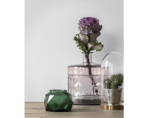 Dekoratívne usporiadanie so sklenenými vázami a kaktusom pod skleneným zvonom na stole