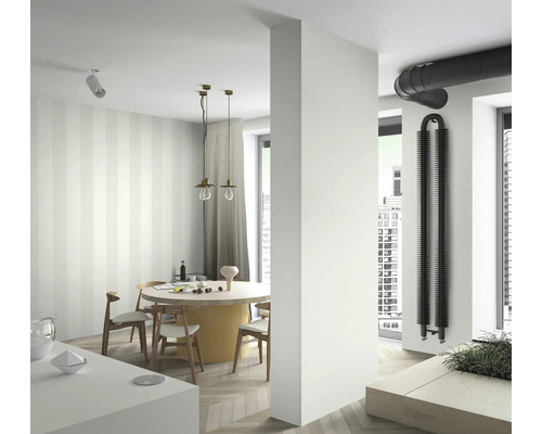 Svetlý interiér s jedálenským stolom a rebrovým radiátorom