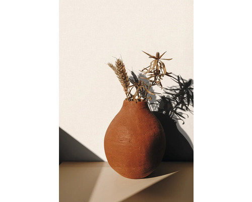 Keramická váza so sušenými kvetmi na stole