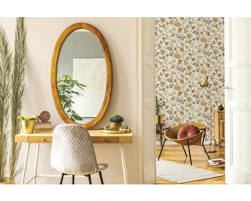 Svetlý interiér s oválnym zrkadlom, písacím stolom a kvetinovou tapetou