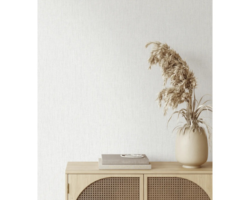 Dekoratívne zátišie s vázou, trstinou a drevenou komodou