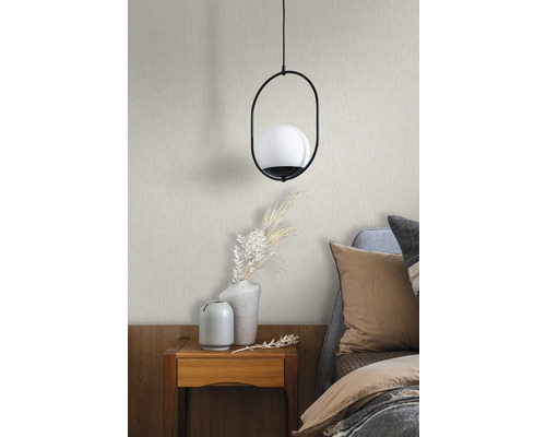 Scéna s nočným stolíkom, dekoráciou a závesným svietidlom s kovovým rámom a guľovitým tienidlom