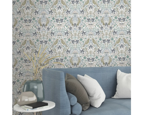 Dekoratívna tapeta so vzorom vtákov a rastlín v obývacej izbe nad pohovkou