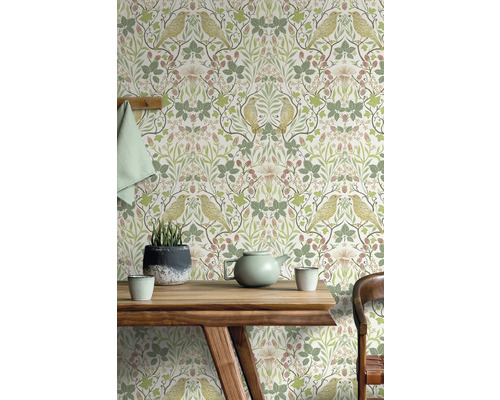 Obývacia izba so vzorovanou tapetou s motívom vtákov a rastlín za dreveným stolom