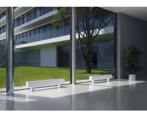 Moderná architektúra s radiátormi pred panoramatickým oknom