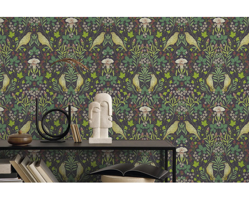 Tapeta so vzorom vtákov a rastlín na stene