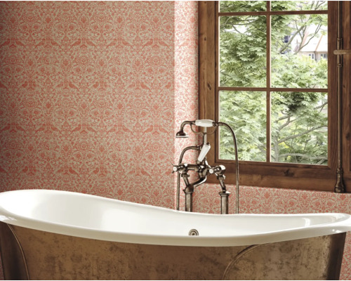 Kúpeľňa s voľne stojacou vaňou, armatúrou a kvetinovou tapetou