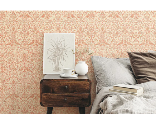 Spálňa so vzorovanou tapetou, nočným stolíkom a posteľou