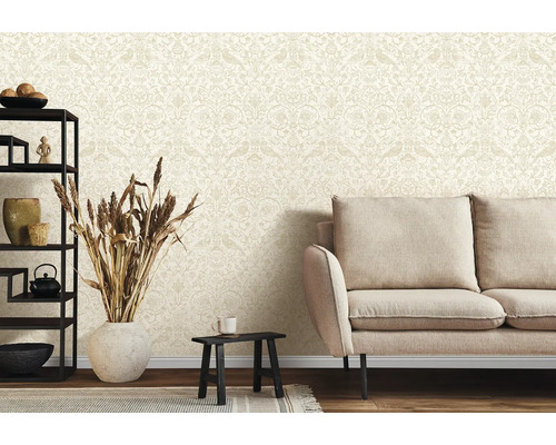 Obývacia izba s pohovkou a vzorovanou tapetou