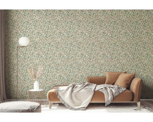 Obývacia izba s kvetinovou tapetou, pohovkou a stojacou lampou.