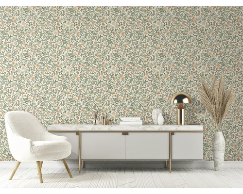 Dekoratívna stena s kvetinovou tapetou, príborníkom a kreslom