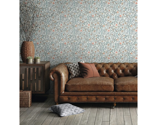 Obývacia izba s kvetinovou tapetou, koženou pohovkou a dreveným nábytkom pre útulnú atmosféru