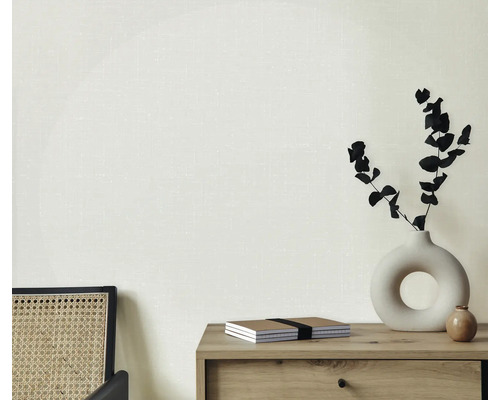 Svetlá miestnosť s komodou, vázou s rastlinami, zápisníkmi a stoličkou