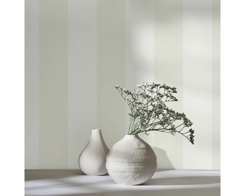 Dve biele vázy so sušenými kvetmi pred pruhovanou tapetou